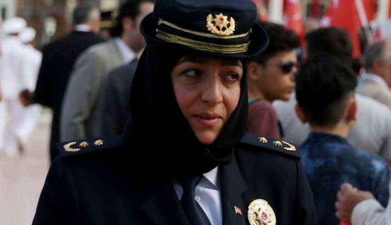 بالفيديو ..  أول شرطية تركية تظهر وعلى رأسها الحجاب