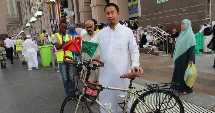 استغرق عدة شهور ..  حاج صيني يصل إلى مكة على متن دراجة هوائية - فيديو	