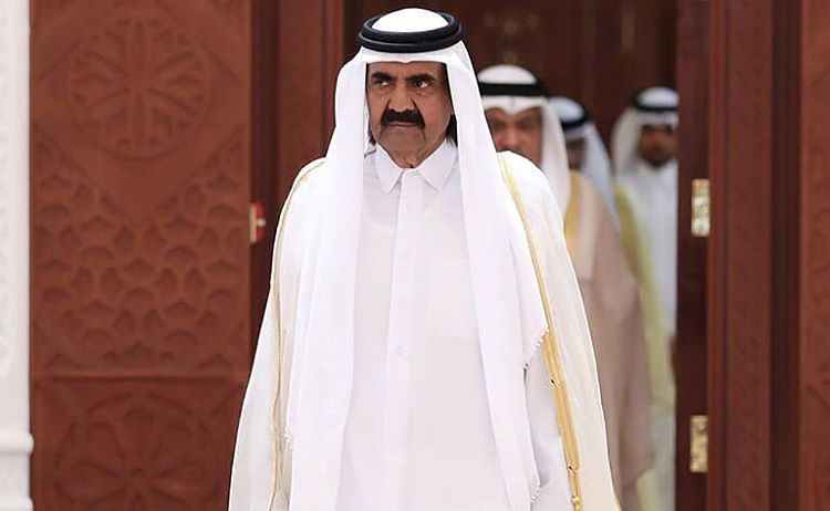صورة أمير قطر السابق وهو يذبح الخروف تثير جدلا شاهد