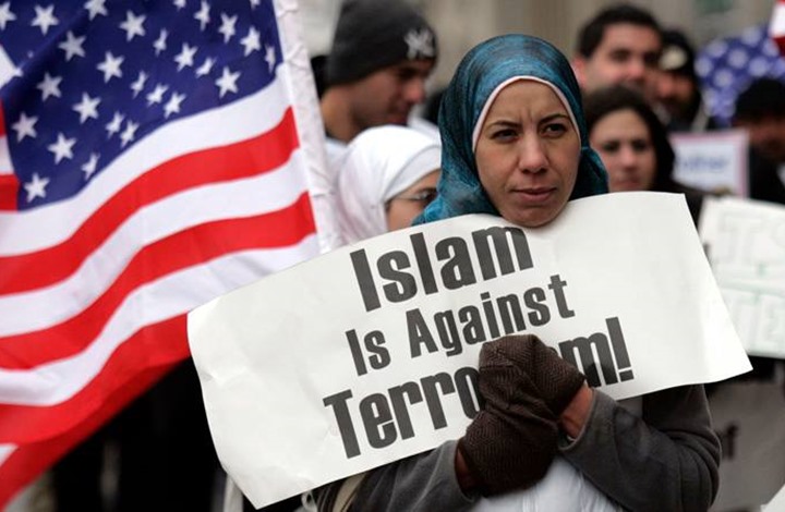 كيف يجابه المسلمون الإساءة لدينهم: بالتصدي لها أم بإهمالها؟