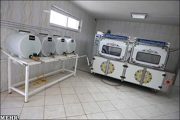 بالصور ..  جهاز أتوماتيكي يغسل الموتى بإيران يثير الجدل