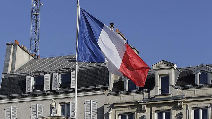 فرنسا تقاضي رئيس بلدية نشر لافتات عنصرية ضد المهاجرين