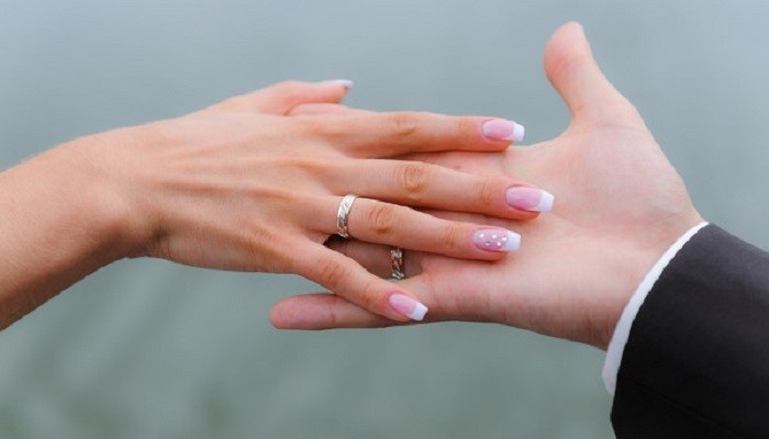  مشهد مؤثر ..  لاعب كرة قدم يخطب حبيبته في الملعب بمساعدة زملائه - فيديو