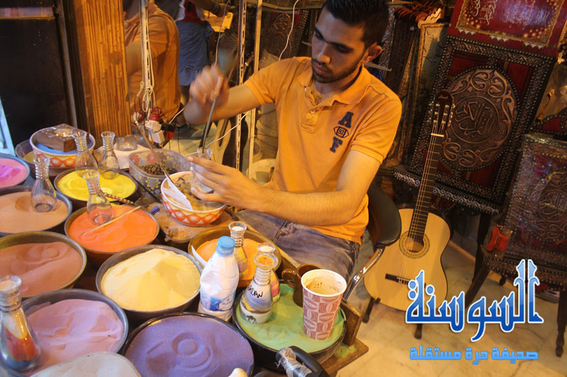 شاب يصنع من الرمال اشكالا جميلة