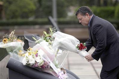 الملك يزور النصب التذكاري لضحايا القنبلة الذرية في ناغازاكي 