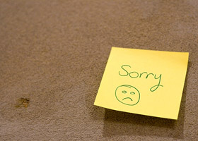 أمريكية تعاقب ابنها بالوقوف في الشارع حاملاً لافتة اعتذار عن إهانته لمعلمه  