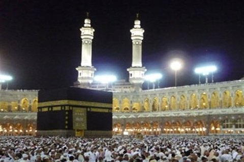 مدير أوقاف إربد يتابع قضية تعطل باص يضم 50 معتمرا على طريق اربد - عمان