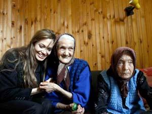انجلينا جولي تزور مسلمي البوسنة والهرسك
