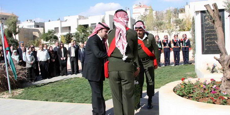 نائب الملك يزور حديقة الشهداء بمناسبة الذكرى الثانية لتفجيرات عمان 