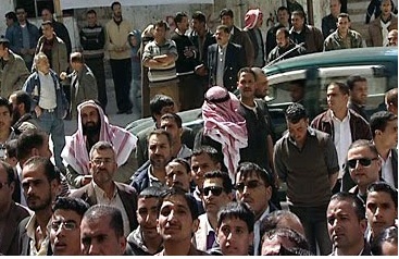 مواطن خمسيني في حالة سكر شديدة يربك حركة المرور في وسط اربد ..  شاهد الفيديو