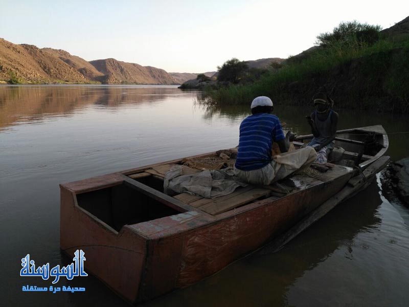صيادا سمك في نهر النيل شمال الخرطوم