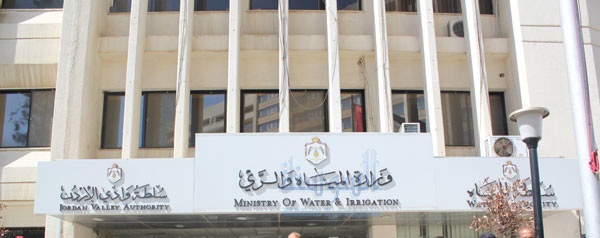 الاردن : طعن زوجته بالموس وقفز عن مبنى وزارة المياه محاولا الانتحار فسقط على سيارة الوزير !