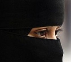 تغريم مسلمة 500 يورو لارتداء النقاب