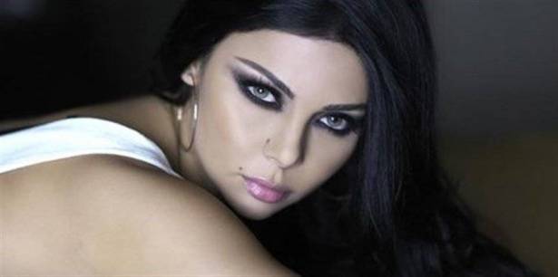 هيفاء وهبي تدمر اعلامي لبناني شهير - فيديو 