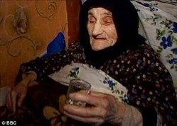 شخص  طرد والدته المعوقة الى الرصيف في سوريا
