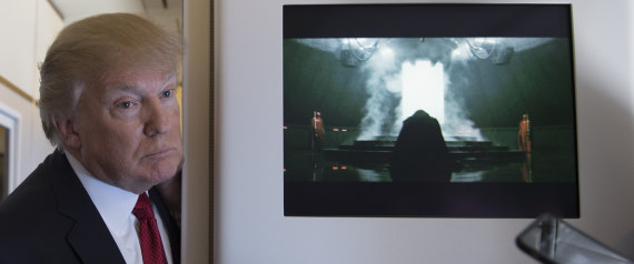 قبل ساعات قليلة من الضربة الأميركية ..  هذا هو الفيلم المعروض على طائرة ترامب 