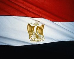 مصري يجرد امرأة من ملابسها ويغتصبها أمام زوجته