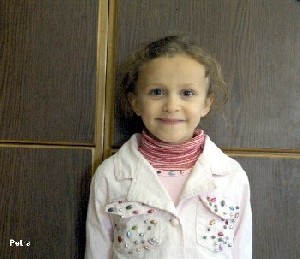 الطفلة يقين  ..  مصابة بمرض نادر يحرمها من قضاء حاجتها بمفردها
