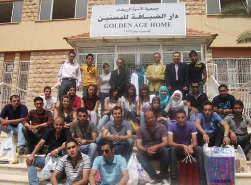 طلبة جامعة الشرق الأوسط يحتفلون بعيد الاستقلال في دار ضيافة المسنين