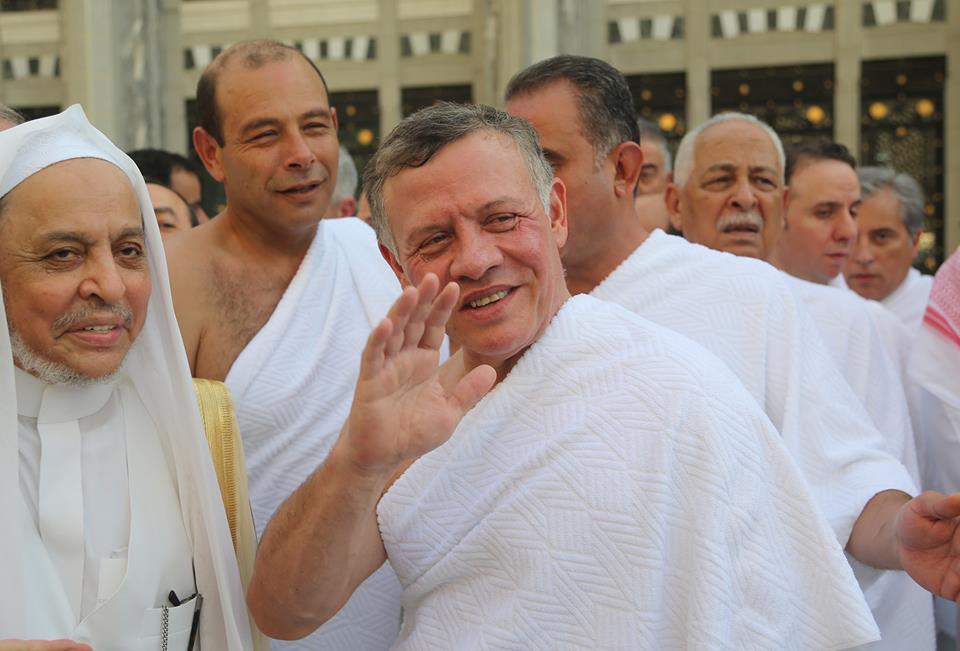 الملك يؤدي مناسك العمرة 