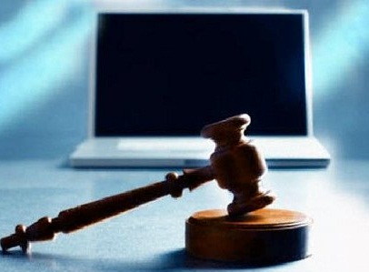 العدل توزع 25 شاشة استعلام الكترونية في محاكم البداية  