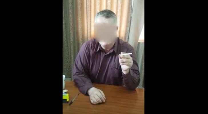 إنذار طبيب كان يدخن داخل مركز صحي