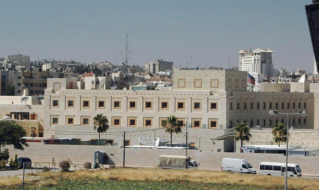 محتجون من الحويطات يعتصمون والأمن يكثف انتشاره في محيط السفارة الأميركية - فيديو