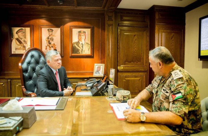 الملك يزور القيادة العامة للقوات المسلحة