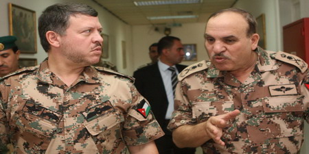 الملك يطلع على الخطط والبرامج  التي تنفذها القوات المسلحة