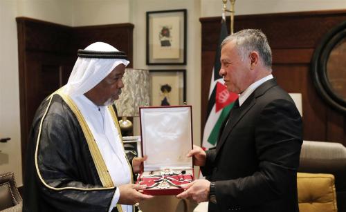 الملك يمنح السفير الإماراتي وسام الاستقلال