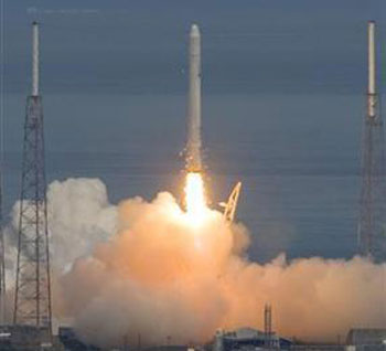 صاروخ "فالكون 9" ينطلق للفضاء في أول رحلة تجريبية