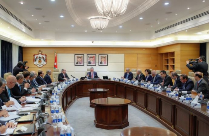 الملك للحكومة : العمل دون تأخير أو تلكؤ على المسارات كافة
