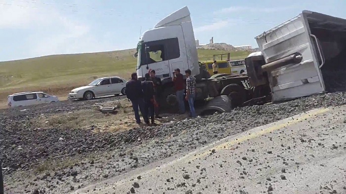 إغلاق الصحراوي إثر حادث تصادم بين شاحنتين
