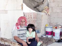 خيمة على سطح عمارة تؤي أسرة القيسي