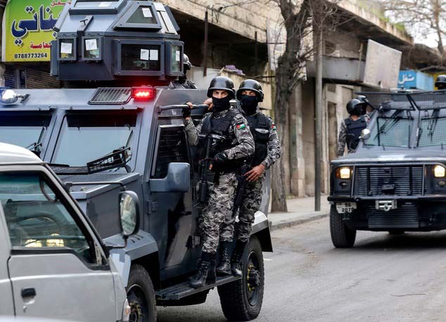 قوة أمنية تحاصر حي الطور بمعان للقبض على قاتل الربابعة  ..  فيديو وصور
