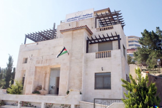 نقابة المعلمين تحذر من قطع الأرزاق