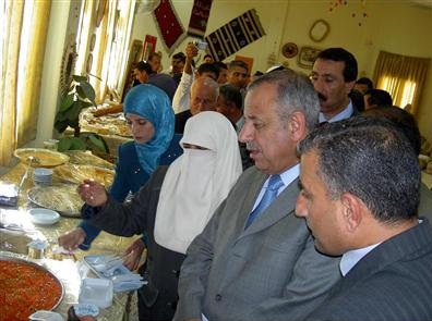 وزير الدولة للشؤون البرلمانية يفتتح معرضا في مركز شابات الطفيلة
