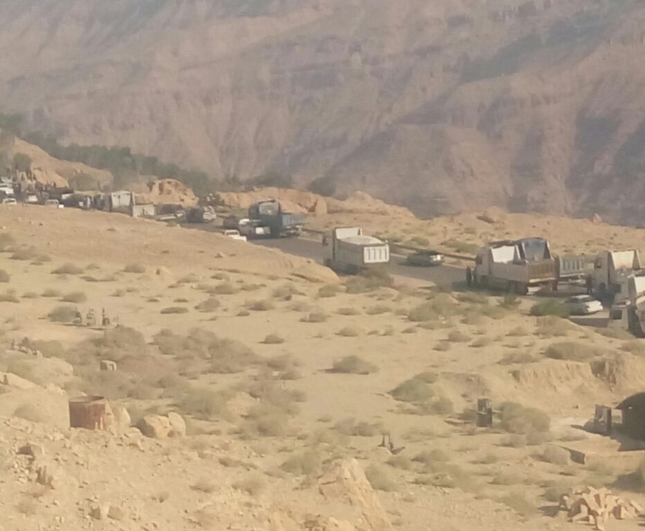  بالصور ..  أنصار مرشح يغلقون طريق الكرك الغور الصافي