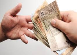 صرف إكراميات نقدية لأسر شهداء الأمن العام