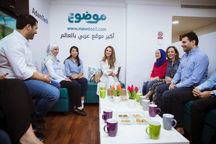  الملكة تزور مكاتب موضوع. كوم وادم تك وتلتقي الريادين العاملين فيها