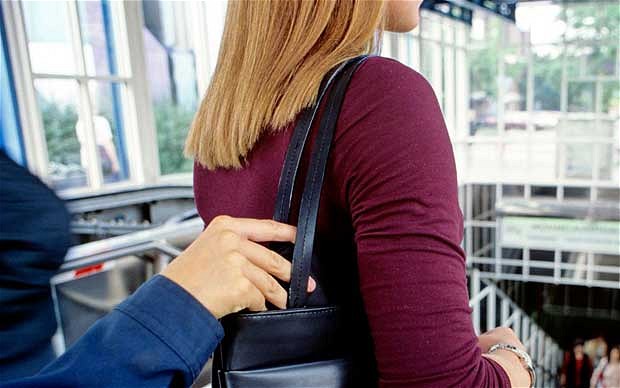لصوص يعتدون على مسؤولة لسرقة رواتب فقراء بحوزتها في الأغوار