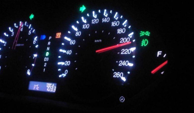 دورية تضبط مركبة تجاوزت سرعتها 217 كم على طريق الأزرق