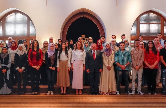 الملك يلتقي اوائل التوجيهي ويهنىء بالعام الدراسي الجديد - صور