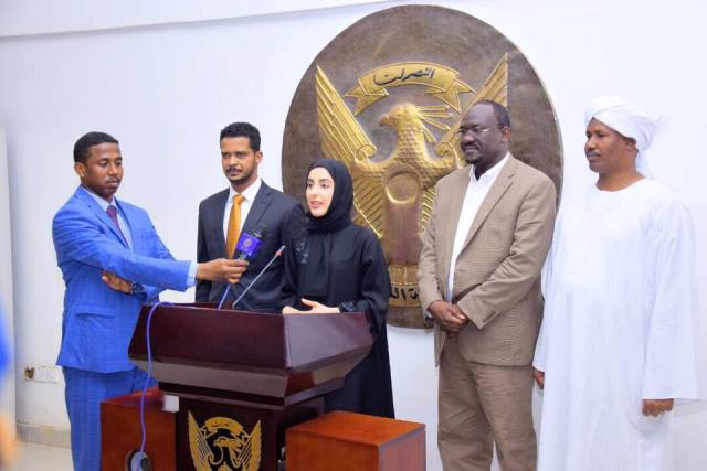 أصغر وزير في السودان يستقبل أصغر وزيرة في العالم