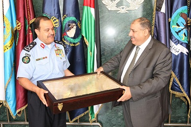 مدير الأمن العام اللواء الركن حسين هزاع المجالي يكرم الفريق المتقاعدمازن تركي القاضي