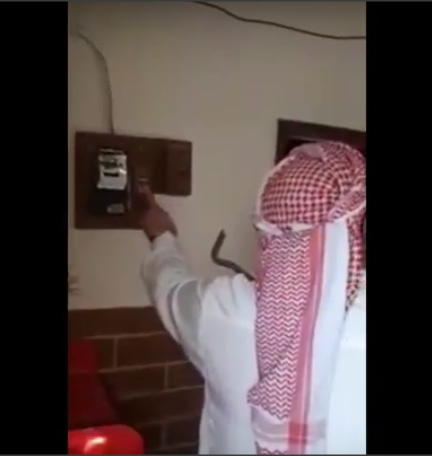 الطفيلة  ..  توقيف مواطن هاجم الملقي وحطم عدادي الكهرباء والماء - فيديو 