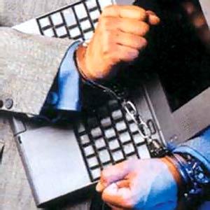 بعد تزايد هجماتهم ..  قراصنة الإنترنت يهددون أنفسهم