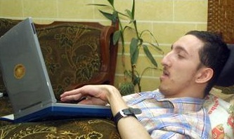 يرتجل مقالات صحافية رغم "شلل اطرافه" الذي حرمه من التعلم