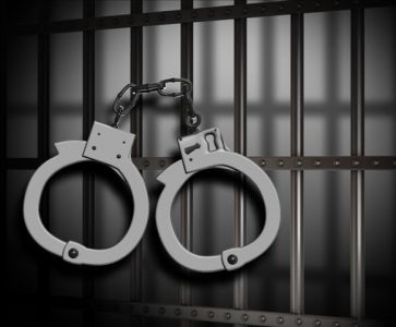 القبض على مجموعة اشخاص على اثر قيامهم بصرف شيكات مزورة
