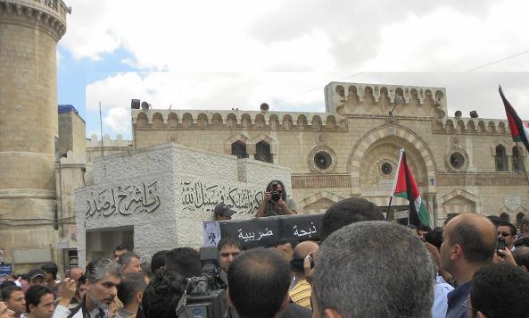 " نعش المواطن  الاردني " يرفع أمام المسجد الحسيني  ..  رغم منع الحكومة 